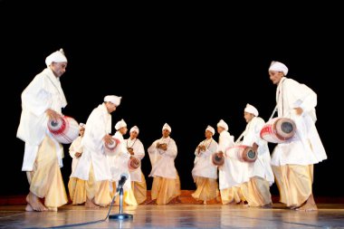 Gayan bayan şarkı söylüyor ve müzik enstrümanları çalıyor Assam, Hindistan   