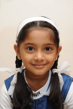 Okul üniformalı küçük kız, Hindistan ve Asya 'da. Yakın çekim.