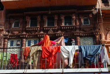 Kumaş kurutan kadın; Jodhpur; Rajasthan; Hindistan