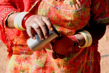 Udaipur 'da kil Diya, Rajasthan, Hindistan' da petrol dolduran kadın