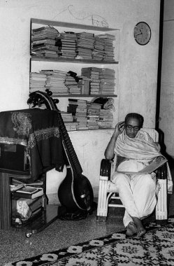 Veena Maestro Doreswamy Iyenger Banglore 'deki basit evinde dinleniyor; Karnataka; Hindistan; 1992 