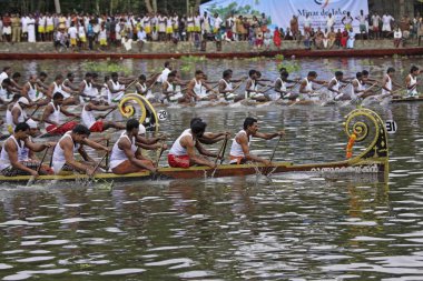 Alleppey Kerala Hindistan 'daki Punnamada Gölü' nde yılan tekneleri yarışıyor. 