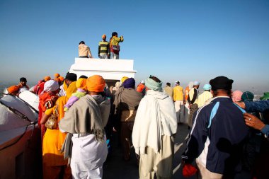 Anandpur Sahib Rupnagar, Punjab, Hindistan 'daki Anandgarh kalesinin tepesinden Hola Mohalla kutlamalarını izleyenler  