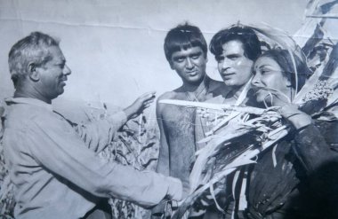 Güney Asyalı Bollywood aktörleri Sunil Dutdra Kumar ve aktris Nargis Dutt ve yönetmen Mehboob Khan Hindistan 'ın başkenti Hindistan' da. 
