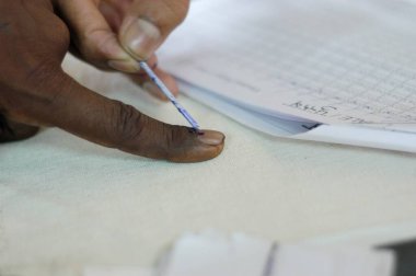 Hindistan 'da 2004 Hindistan Loksabha seçimlerinde Shivaji Nagar, Govandi, Mumbai Bombay, Maharashtra, Hindistan' daki oy kullanma kabininde kullanılmıştır. 