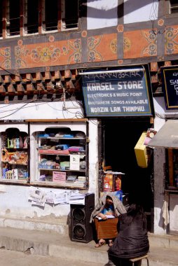 Başkent Thimphu 'daki Norzin Lam adlı sokak gemisi Bhutan Kraliyet Valisi 