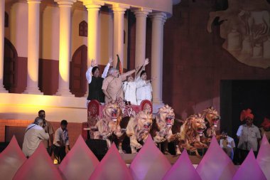 Bjp liderleri ve üyeleri sahnede, mumbai, maharashtra, Hindistan 