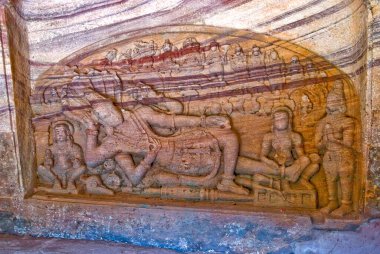Vishnu Ananthashayana bas rahatlama mağara tapınağı 7. yüzyıl, Badami; Karnataka; Hindistan