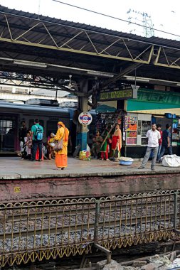 Dadar tren istasyonu, Mumbai, Maharashtra, Hindistan, Asya 