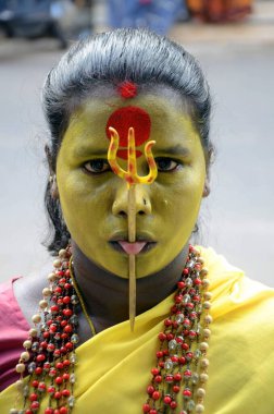 Rajahmundry Andhra Pradesh Hindistan 'ın dilinde mızrak saplanmış.
