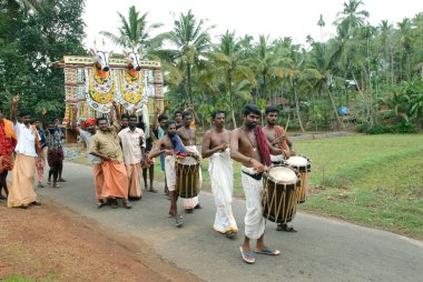 Thrissur İlçesi 'ndeki Chelakkara' da Anthimahakalan vela 'da Kala kolam boğa motifinin geçit töreni; Kerala; Hindistan