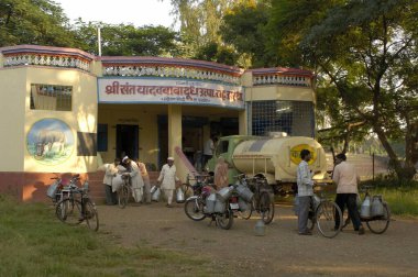 Pune, Maharashtra, Hindistan yakınlarındaki Ralegaon Siddhi 'de süt üreticileri kooperatif toplum 