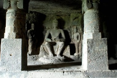 Ellora mağaralarında Buda heykeli; Aurangabad; Maharashtra; Hindistan