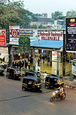 Vile Parle İstasyonu girişi, Mumbai, Maharashtra, Hindistan, Asya 