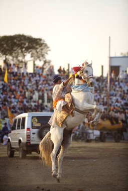 Nihangs ya da Sih savaşçıları atlarıyla kültürel etkinlikler sırasında Khalsa Spor sahasında, Nanded, Maharashtra, Hindistan 'da Sih Guru Granth Sahib' in daimi kutlanmasının 300. yılını kutluyorlar. 