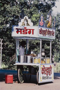 Yol kenarında el arabası olan bir sohbet satıcısı, Kolhapur, Maharashtra, Hindistan, Asya