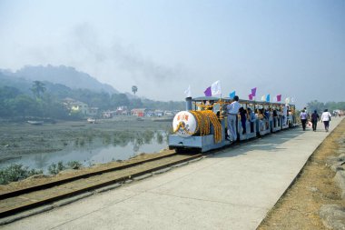 Fil mağaralarında mini tren, Bombay Mumbai, Maharashtra, Hindistan