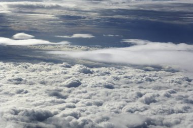 Mavi gökyüzünde beyaz bulutlar. Bulutlu manzara güzelliği