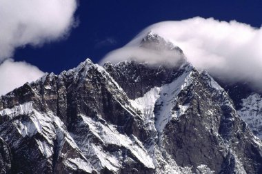 Lhotse, 8510 metre ve Lhotsa-Shar, 8383 metre, Chukung 4700 metreden görüldüğü gibi, Everest Tepesi Nepal bölgesinde.