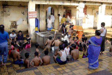 İnsanlar Vajreshwari Thane ilçesi yakınlarındaki Ganeshpuri 'de sıcak su kaynağında, Maharashtra' da, Hindistan 'da banyo yapıyorlar.