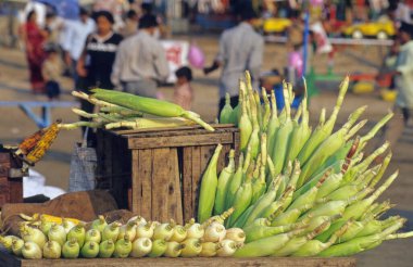 Juhu Sahili, Mumbai, Maharashtra, Hindistan 'da mısır dükkanı. 