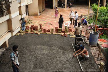 Birbirine kenetlenmiş Paver blok tuğlalarının kurulumu, Hindistan, Asya  