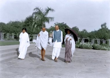 Sushila Nayar, Mahatma Gandhi ve diğerleri yürüyor, Yeni Delhi, Hindistan, Asya, 7 Nisan 1939