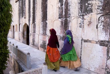 Amber kalesinde yürüyen kadınlar; Jaipur; Rajasthan; Hindistan