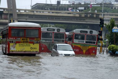 Khodadad Circle, Dadar, Mumbai Bombay, Maharashtra, Hindistan 'da su yolu üzerindeki en iyi otobüsler ve arabalar.   