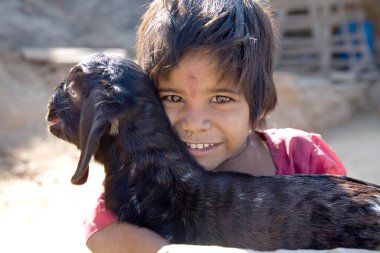 Kır kızı ve keçi yavrusu, Bheel basti, Dilwara köyü, Udaipur, Rajasthan, Hindistan 
