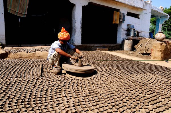 Поттер лепит песок на гончарном круге, Джодхпур, Раджастан, Индия 