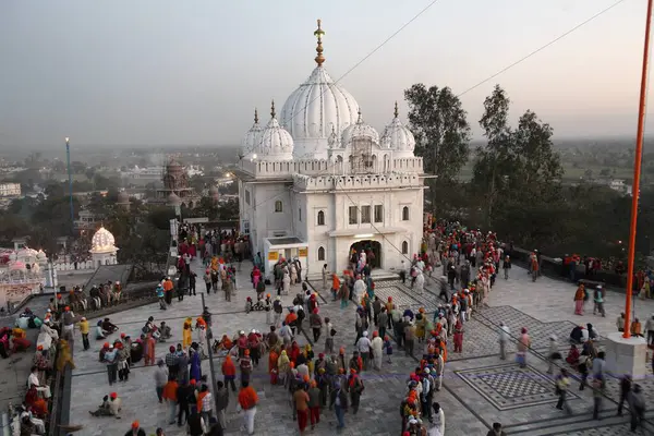 Hindistan 'ın Rupnagar ilçesindeki Anandpur Sahib kasabasında düzenlenen Hola Mohalla kutlamaları sırasında Anandgarh' da dindarlar 