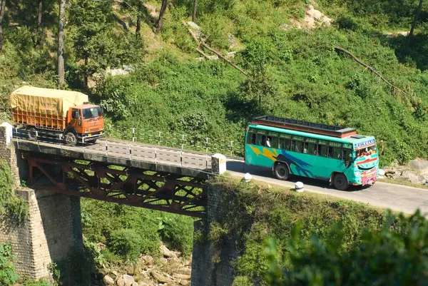 Tahtırevan, Himachal Pradesh, Hindistan 'daki Beas Nehri' nden geçen araçlar.