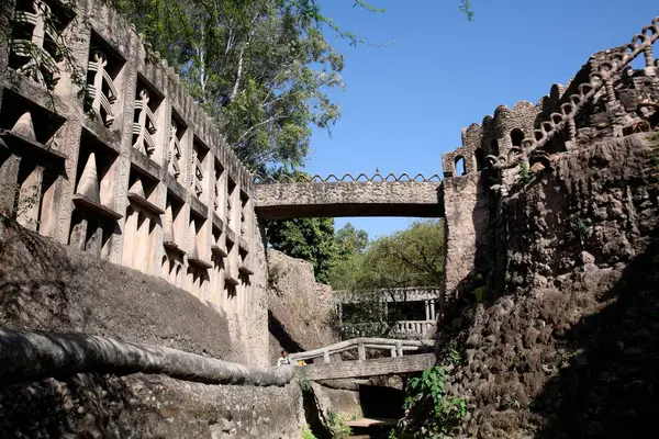1957 'de Nek Chand tarafından Chandigarh Union Bölgesi' nde başlatılan bir kaya bahçesi.
