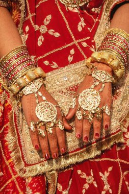 Rajasthani gelininin, Jaisalmer 'in, Rajasthan' ın, Hindistan 'ın ellerini kapatın.