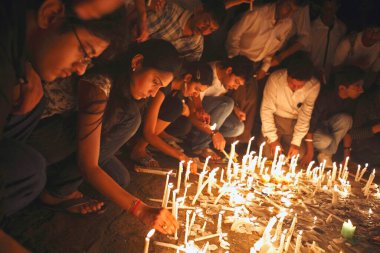 Vatandaşlar, 26 Kasım 2008 'de Bombay Mumbai, Maharashtra, Hindistan' da Deccan Mücahitleri tarafından gerçekleştirilen terör saldırısının ardından mum yakıp saygı duruşunda bulunuyorlar.   