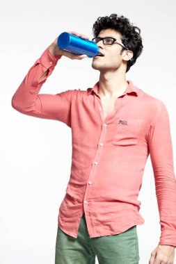 Hindistan Asya 'da Su İçen Adam 