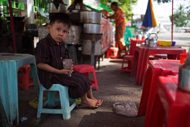 Çocuk İçen Çay, Yangon, Myanmar, Burma