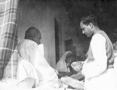 Mahatma Gandhi, Rajkumari Amrit Kaur ve Ramakrishna Bajaj Khadi Pratishthan, Sodemorda, 24 Parganas, Kalküta, 1946, Hindistan  