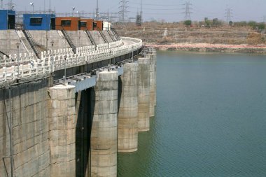 Hindistan 'ın Madhya Pradesh bölgesindeki Khandwa köyünden 10 km uzaklıktaki Indira Sagar Projesi kapsamında Narmada Nehri üzerinde dimdik duran Indira Sagar Barajı sütunları 