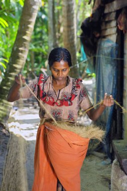 Keralite kadın kulübede ip yapıyor, geleneksel yöntem, Kerala, Hindistan   