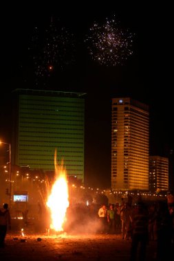 Diwali Deepawali Kutlamaları Bombay Mumbai, Maharashtra ve Hindistan 'daki deniz hatlarında ateş krakerleri patlatarak yapılıyor.