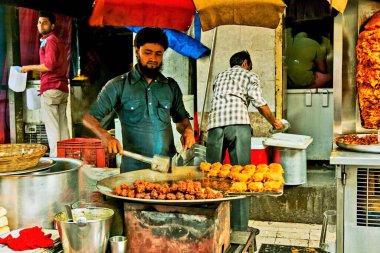 Kebap satıcısı, Khau Galli, Mahim Dargah, Mumbai, Maharashtra, Hindistan, Asya 