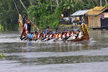 Alleppey Kerala Hindistan 'daki Punnamada Gölü' nde yılan tekneleri yarışıyor. 