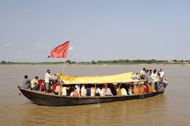 Ganga Nehri 'ndeki su taşımacılığı, Varanasi, Uttar Pradesh, Hindistan 