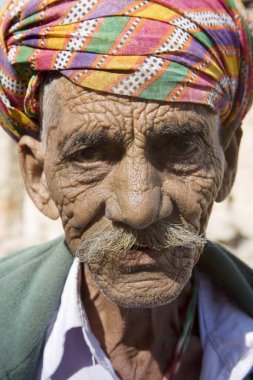 Çamur sanatçısı, türban takan yaşlı bir adam, Dilwara, Udaipur, Rajasthan, Hindistan 