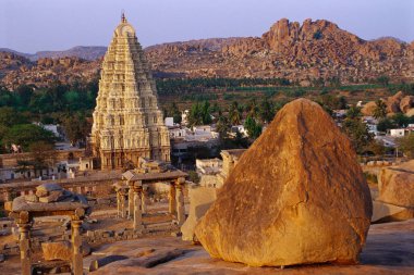 Virupaksha Tapınağı 'nın devasa kayaları ve gopurası, Hampi, Hospital, Karnataka, Hindistan 