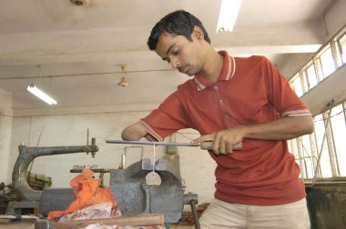 Chembur, Bombay Mumbai, Maharashtra ve Hindistan 'da çalışan fiziksel engelli adam.