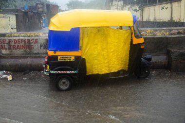 Muson, Çekçek yağmur suyunda duruyor Mumbai Bombay, Maharashtra, Hindistan 