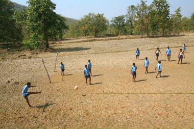 Jharkhand, Hindistan 'da futbol oynayan üniformalı çocuklar. 